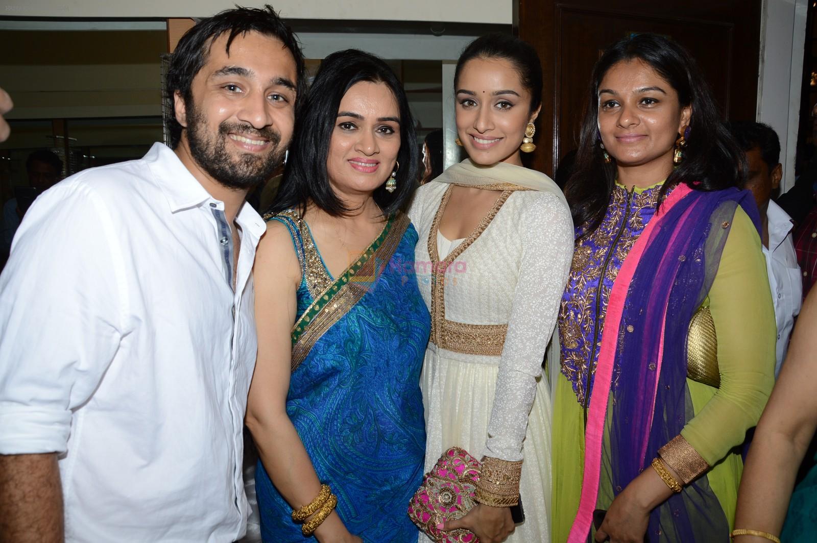 Padmini Kolhapure, Shraddha Kapoor, Tejaswini Kolhapure at Master Deenanath Mangeshkar awards in Mumbai on 24th April 2014