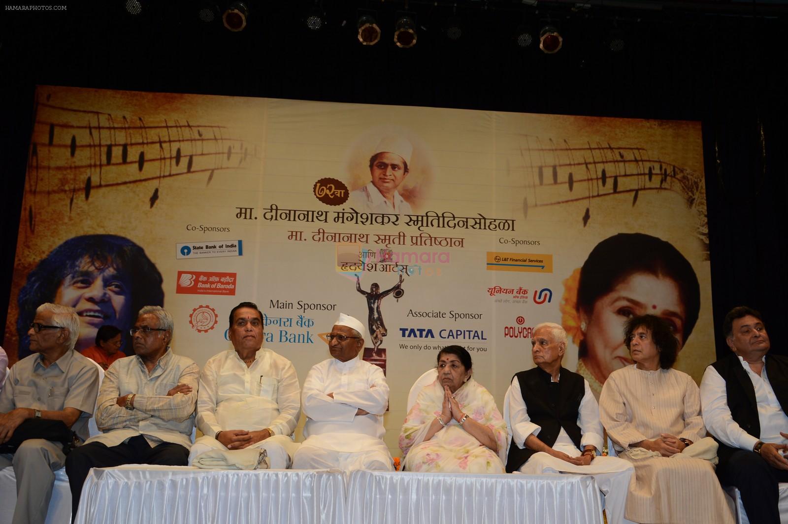 Zakir Hussain, Lata Mangeshkar, rishi Kapoor, Anna Hazare at Master Deenanath Mangeshkar awards in Mumbai on 24th April 2014