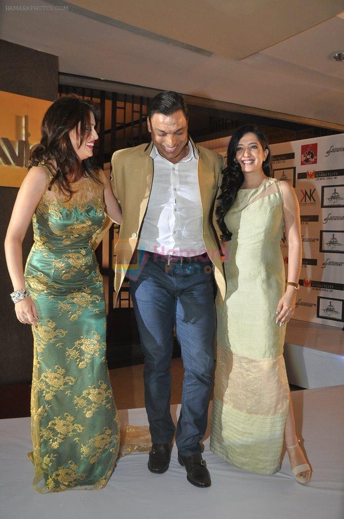 Shoaib Akhtar, Amrita Raichand, Amy Billimoria at the launch of Signature Collection of Earth 21 in Kurla Phoenix on 26th April 2014