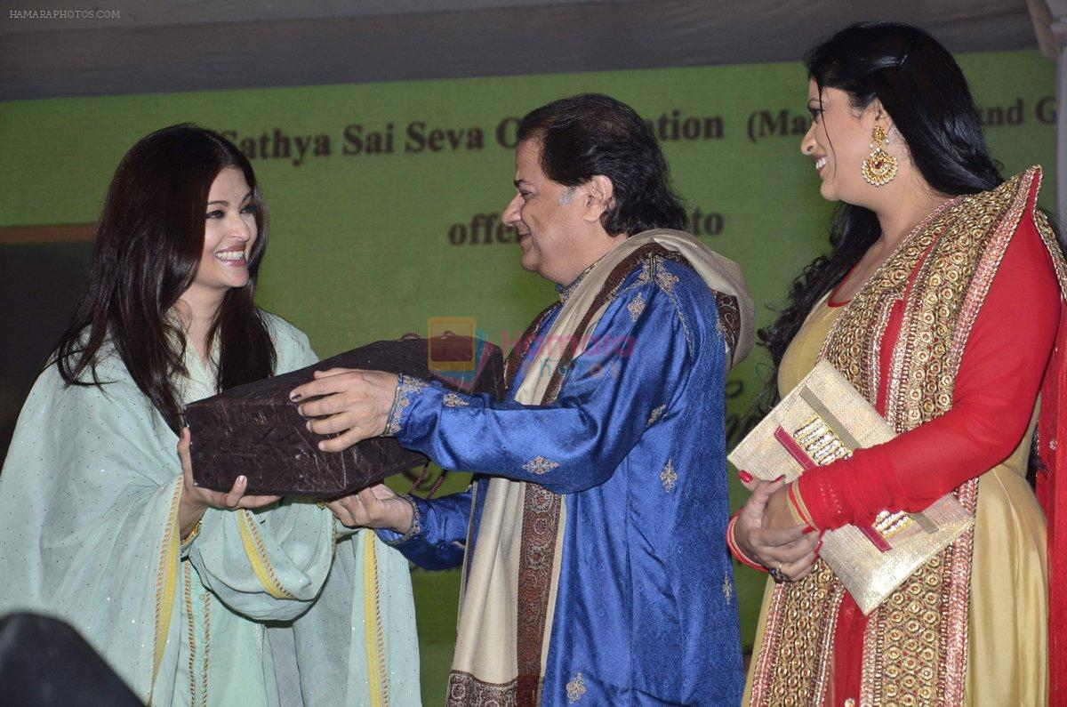 Aishwarya Rai Bachchan, Anup Jalota pays tribute to Sri Sathya Sai Baba in Mumbai on 27th April 2014