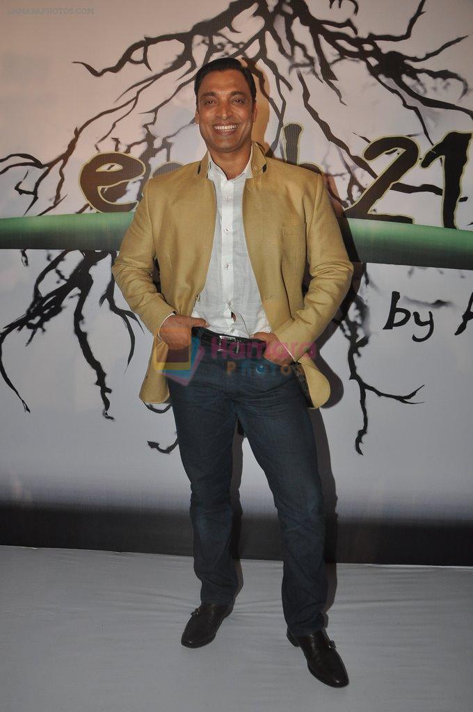 Shoaib Akhtar at the launch of Signature Collection of Earth 21 in Kurla Phoenix on 26th April 2014