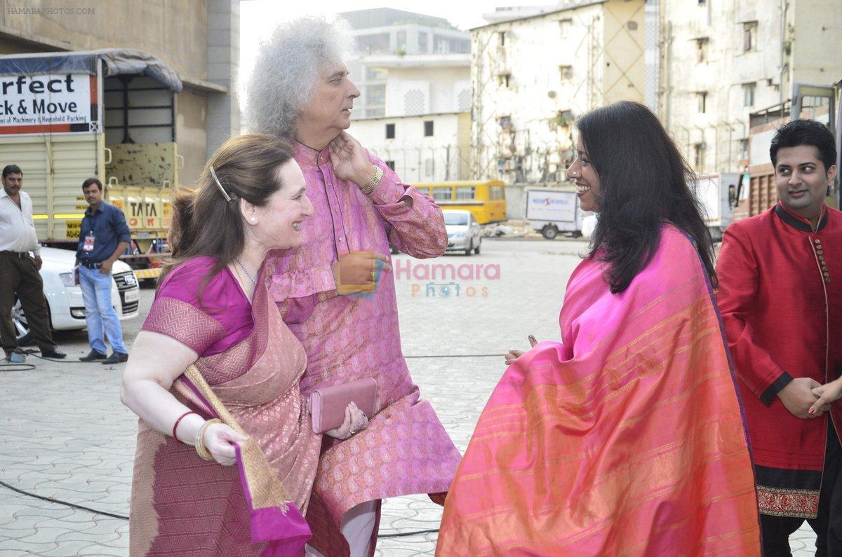 Shivkumar Sharma pays tribute to Sri Sathya Sai Baba in Mumbai on 27th April 2014