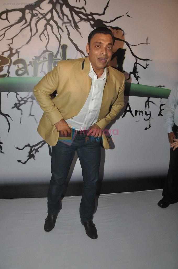 Shoaib Akhtar at the launch of Signature Collection of Earth 21 in Kurla Phoenix on 26th April 2014