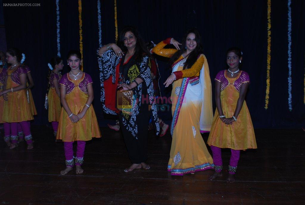 Gracy Singh,  Neelima Azeem at Dance Day celebrations in Mumbai on 29th April 2014