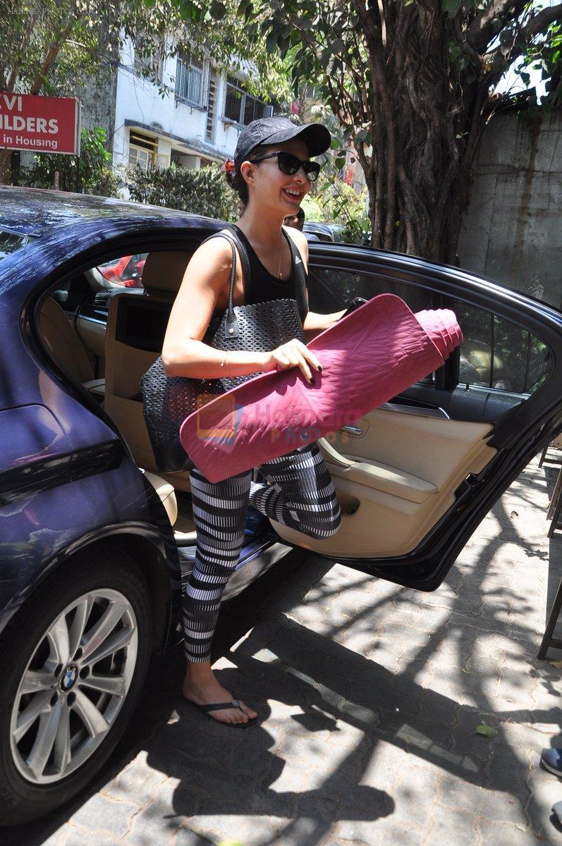 Jacqueline fernandez snapped getting out of her yoga class in Mumbai on 5th May 2014