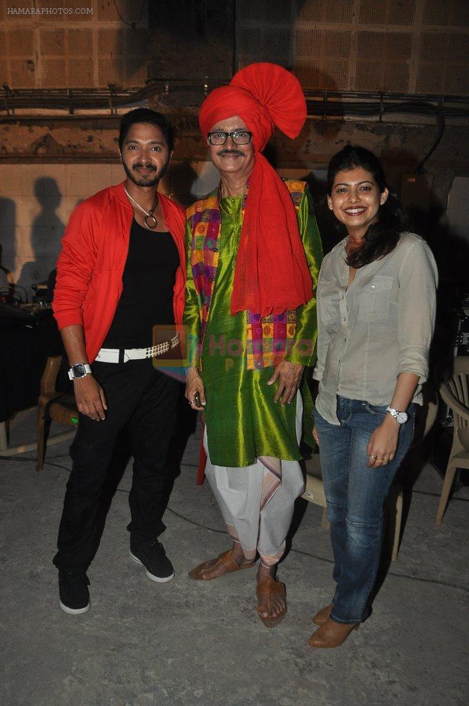 Shreyas Talpade, Deepti Talpade at the promotional song shoot for Poshter Boyz in Filmcity, Mumbai on 6th May 2014