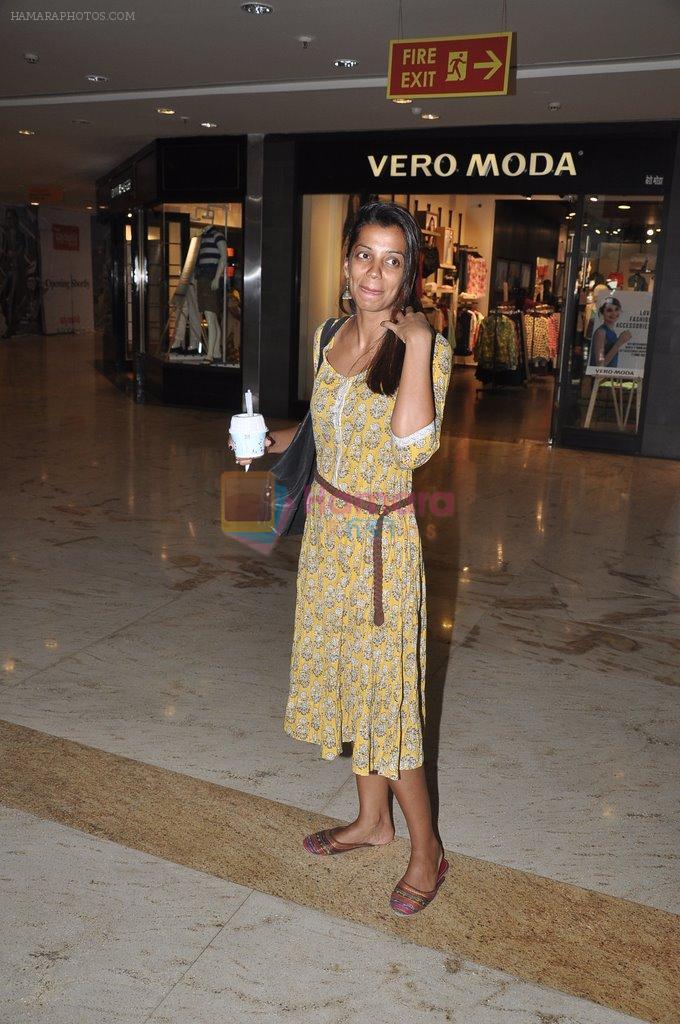 Mugdha Godse snapped shopping in Infinity Mall, Andheri, Mumbai on 13th May 2014