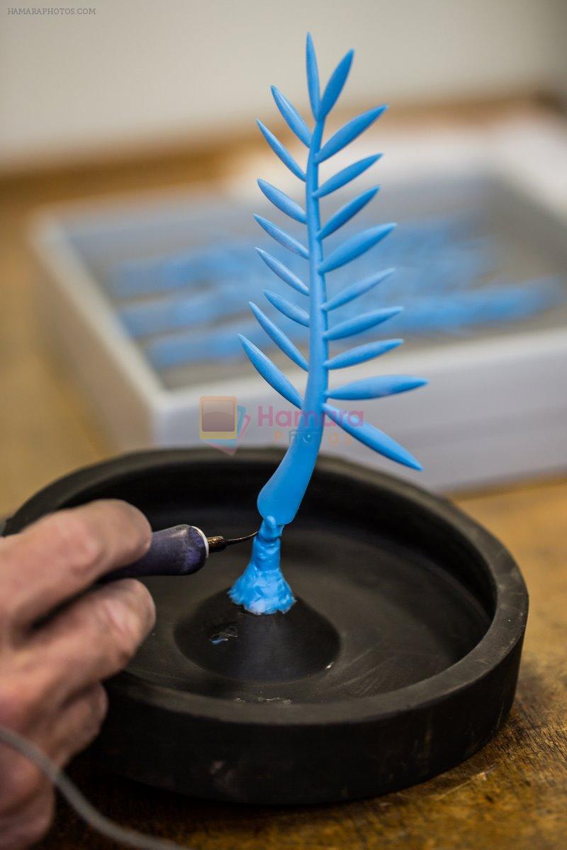 3_Fixing_the_wax_Palme_in_the_plaster_mold