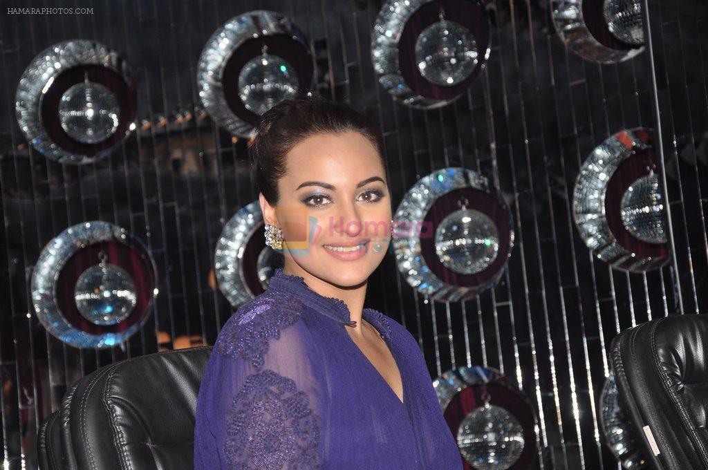 Sonakshi Sinha promote Holiday on the sets of Jhalak Dikhhla Jaa Season 7 in Filmistan on 4th June 2014