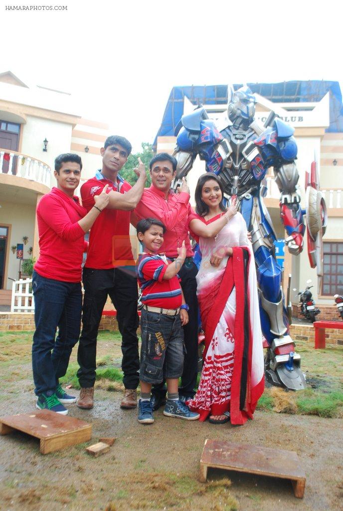 Sumeet Raghavan, Vinay Rohrra, Sujay Bhagwe, Rupali Bhosale at Transformers integration with Sab TV serial Bade Door Se Aaye Hain in Malvani, Mumbai on 16th June 2014