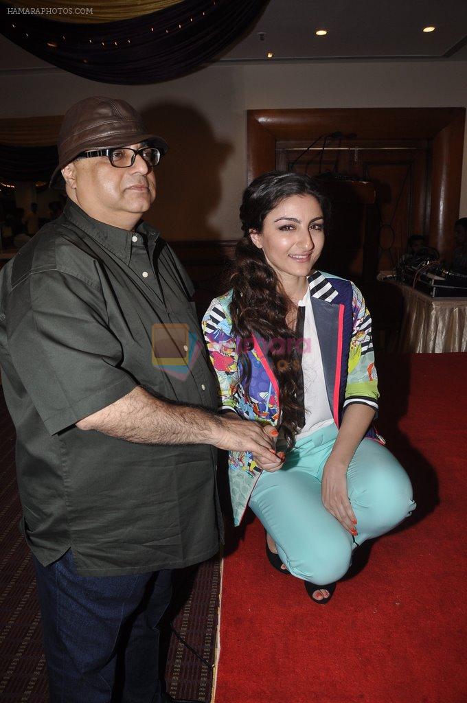 Soha Ali Khan, Rajkumar Santoshi at film Chaarfutiya Chhokare meet in Raheja Classique, Mumbai on 18th June 2014