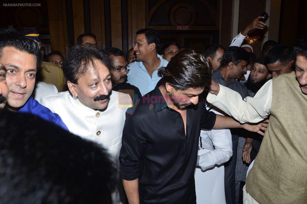 Salman Khan, Shahrukh Khan at Baba Siddiqui's iftar party in Mumbai on 6th July 2014