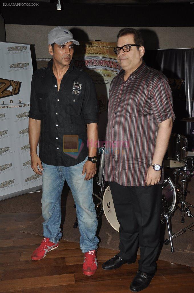 Akshay Kumar sings live to promote his new film in Jogeshwari, Mumbai on 23rd July 2014