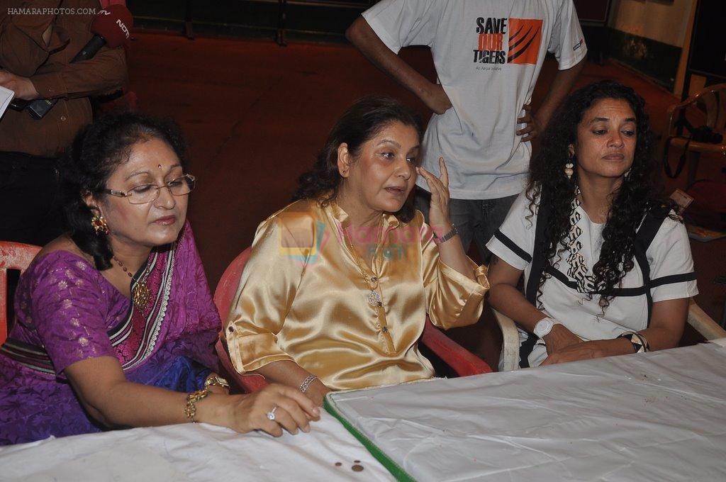 Maya Alagh, Naina Kanodia at NDTV Save The Tigers contest in Dharavi, Mumbai on 24th July 2014