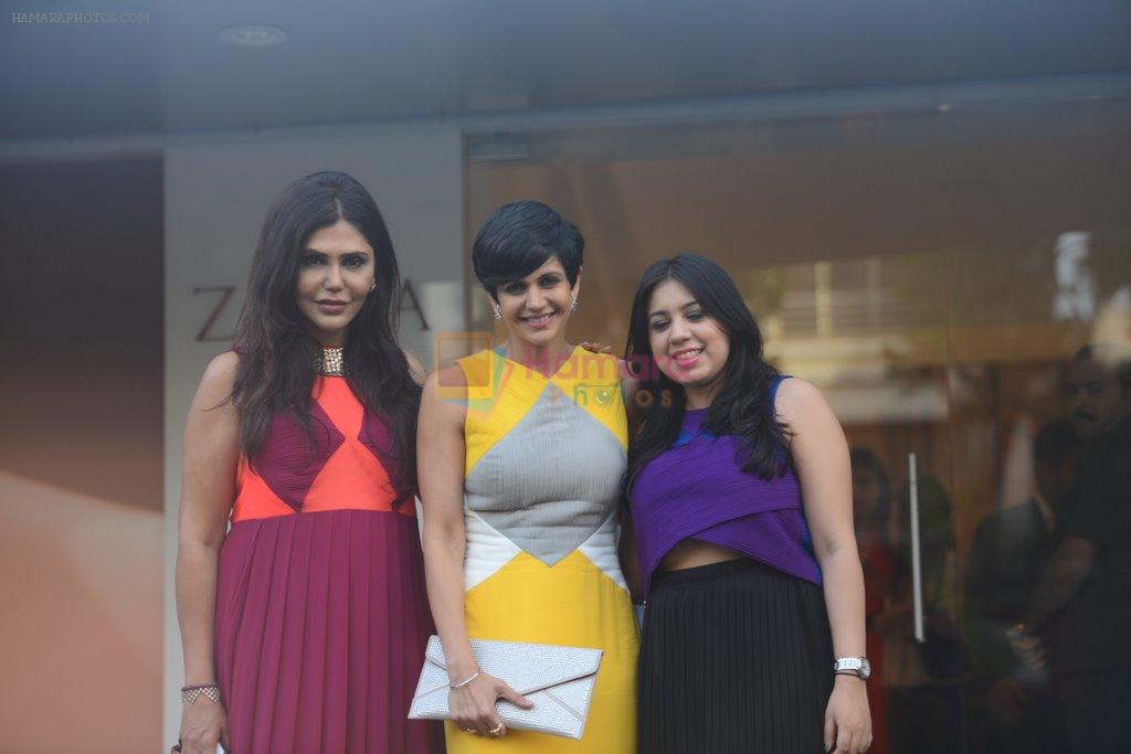 Mandira Bedi, Nisha Jamwal at high tea hosted by Nisha Jamwal and Veda Raheja for Zoya in Khar, Mumbai on 24th July 2014