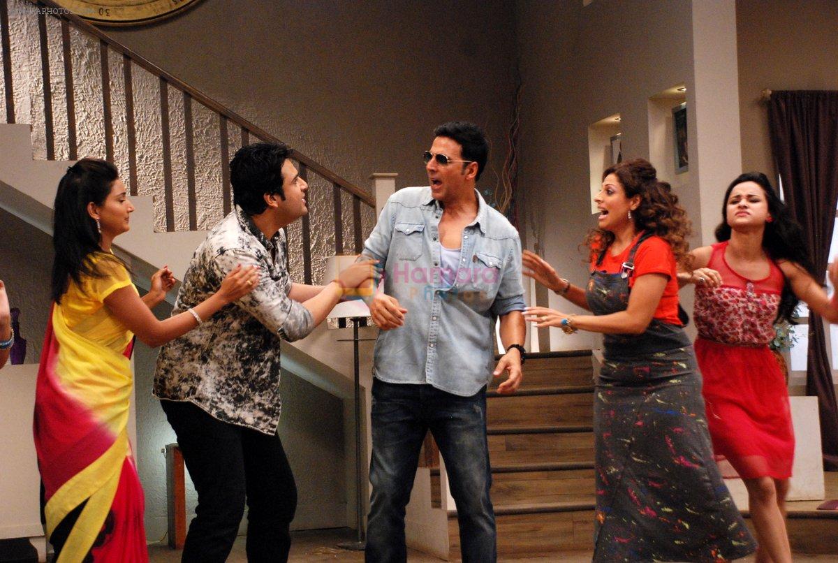 Akshay Kumar, Krushna Abhishek on the sets of SABTV 's Badi Door Se Ayi in Malad, Mumbai on 24th July 2014