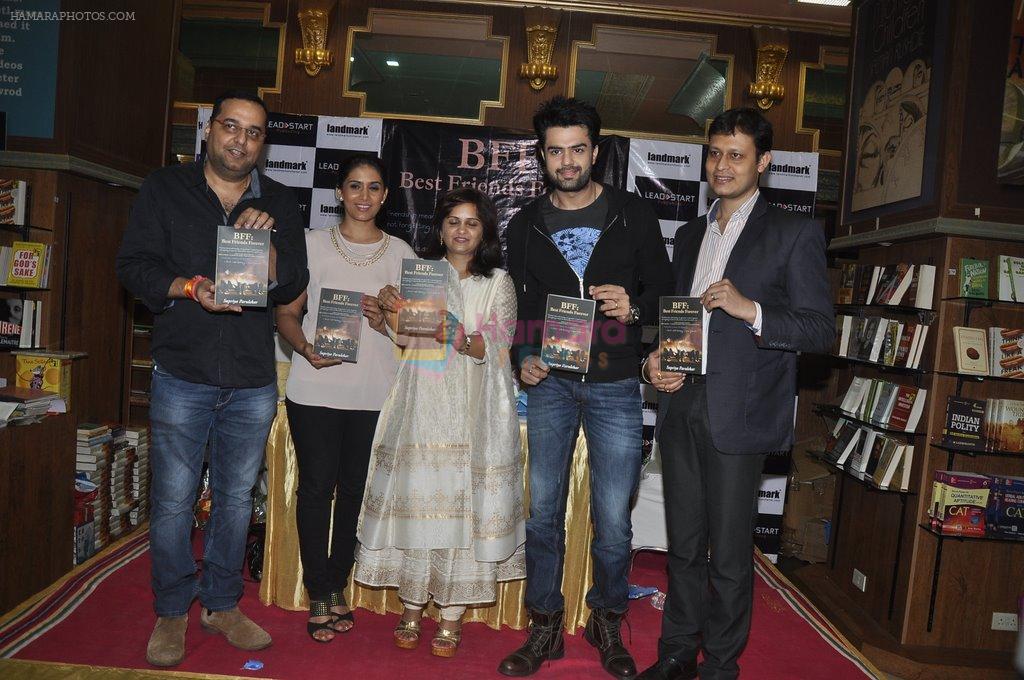 Manish Paul, Sonali Kulkarni at Supriya Parulekar's book launch in Landmark, Mumbai on 25th July 2014