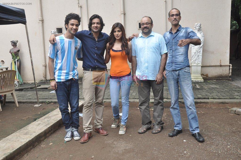 Raghav Juyal, Ali Fazal, Rhea Chakraborty, Charu Dutt Acharya, Rohan Sippy at Sippy's Sonali Cable poster shoot in Mehboob, Mumbai on 1st Aug 2014
