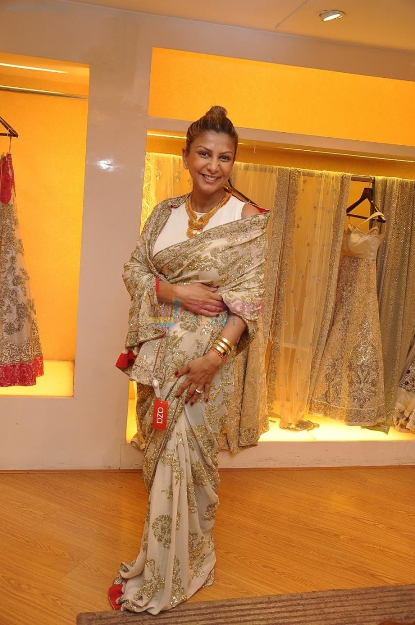 Ramona Narang tries a saree at  Varun Bhal's Couture Collection preview at AZA