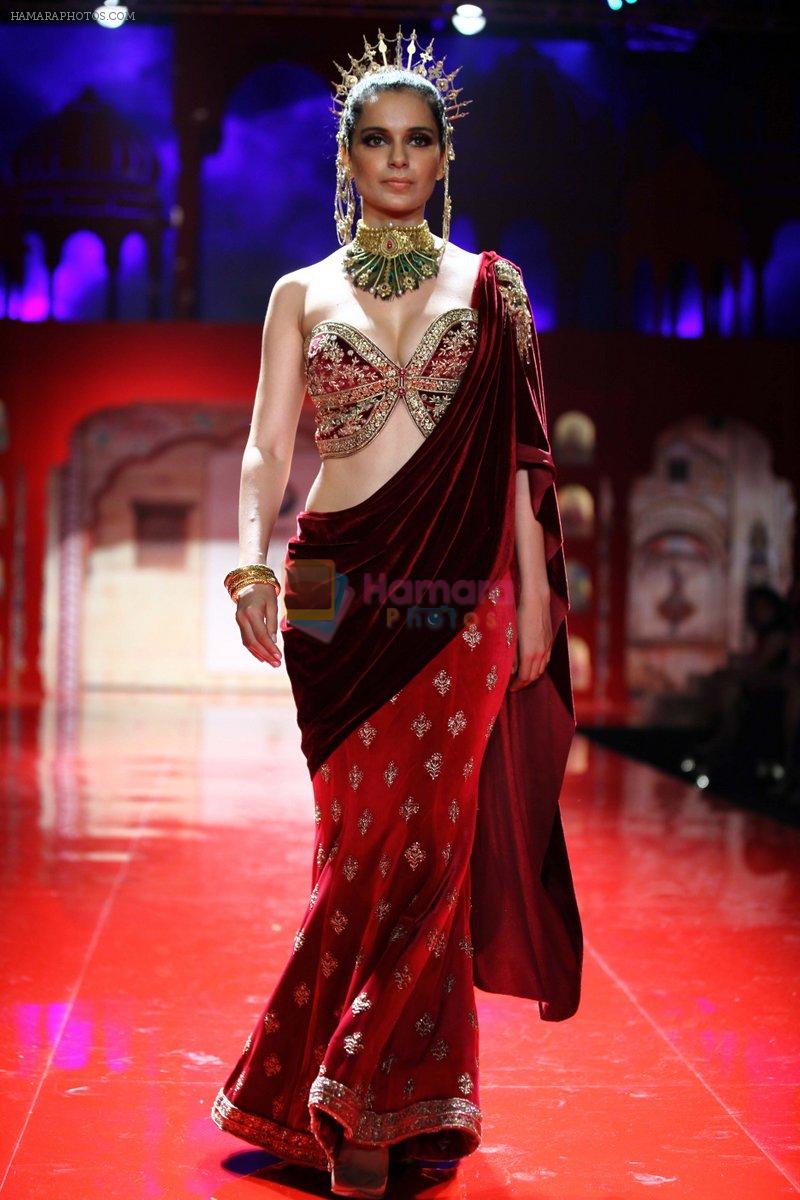 Kangana Ranaut walks for Suneet Verma at India Bridal week day 3 on 9th Aug 2014
