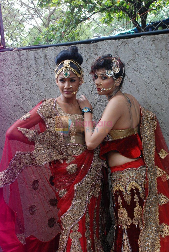 Carol Gracias, Diandra Soares at Rohit Verma's his newest collection Vrindavan on 14th Aug 2014
