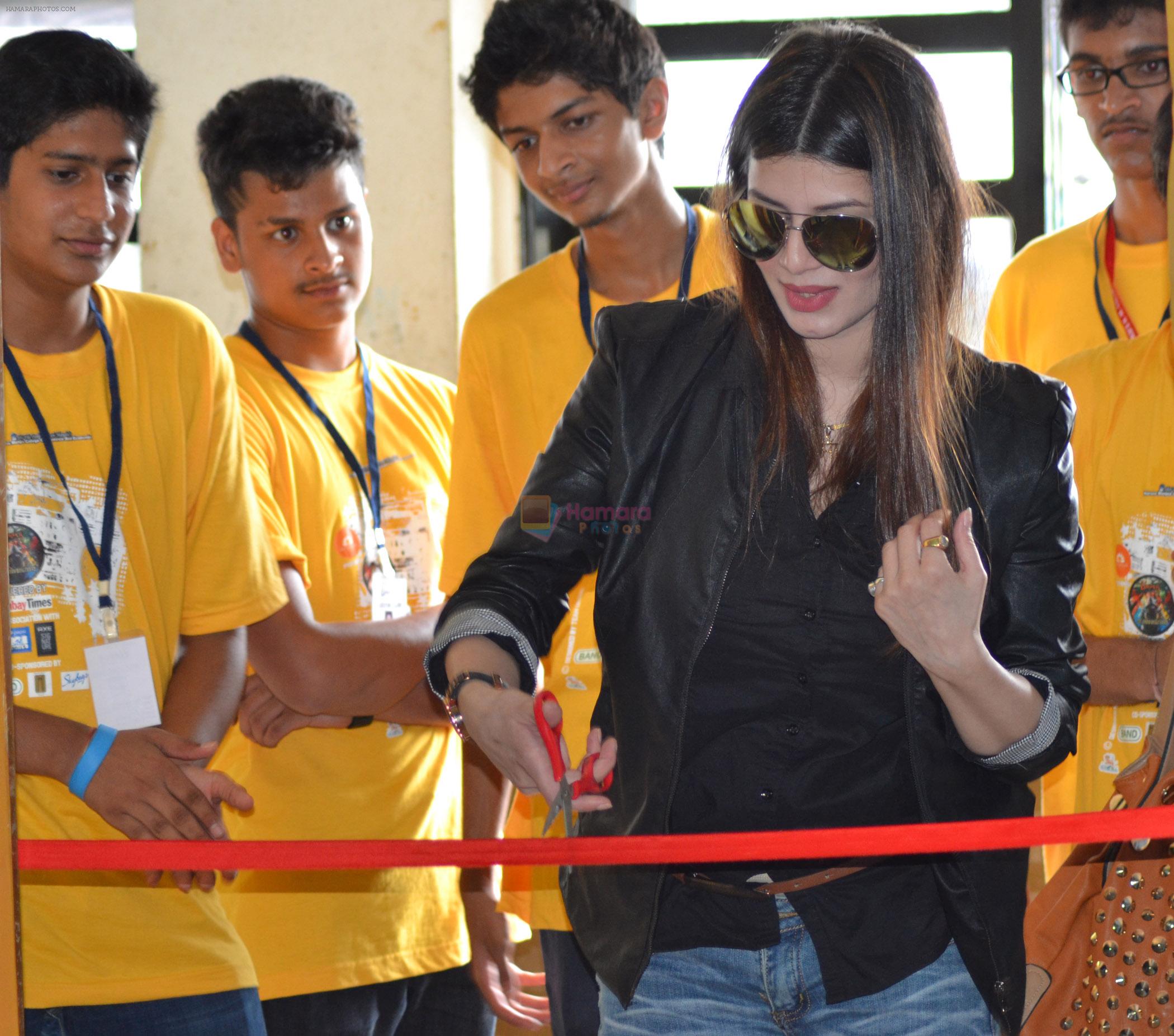 Kainaat Arora at the Umang college Festive 2014 launch on the Day 1