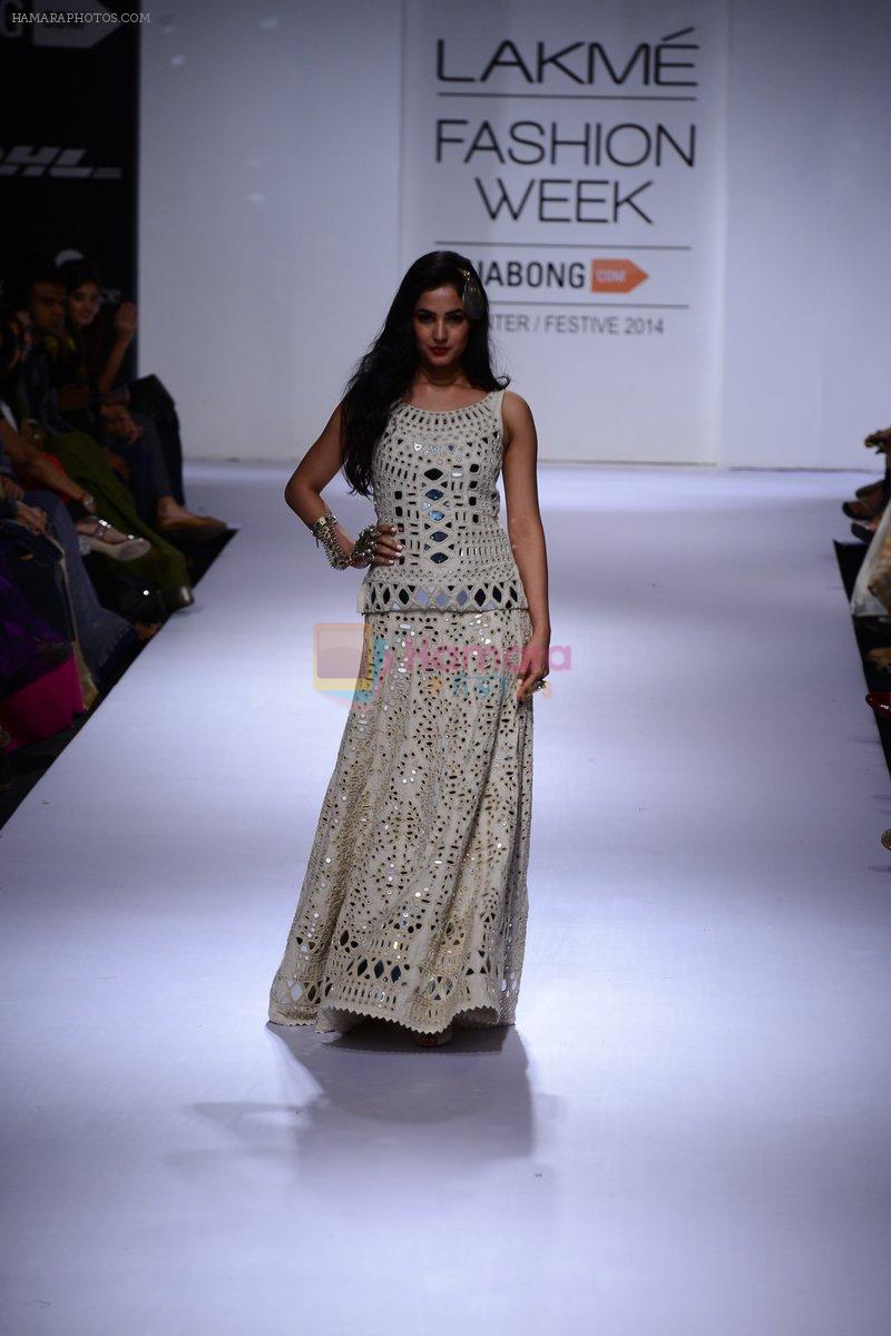 Sonal Chauhan walk the ramp for Purvi Doshi at Lakme Fashion Week Winter Festive 2014 Day 3 on 21st Aug 2014