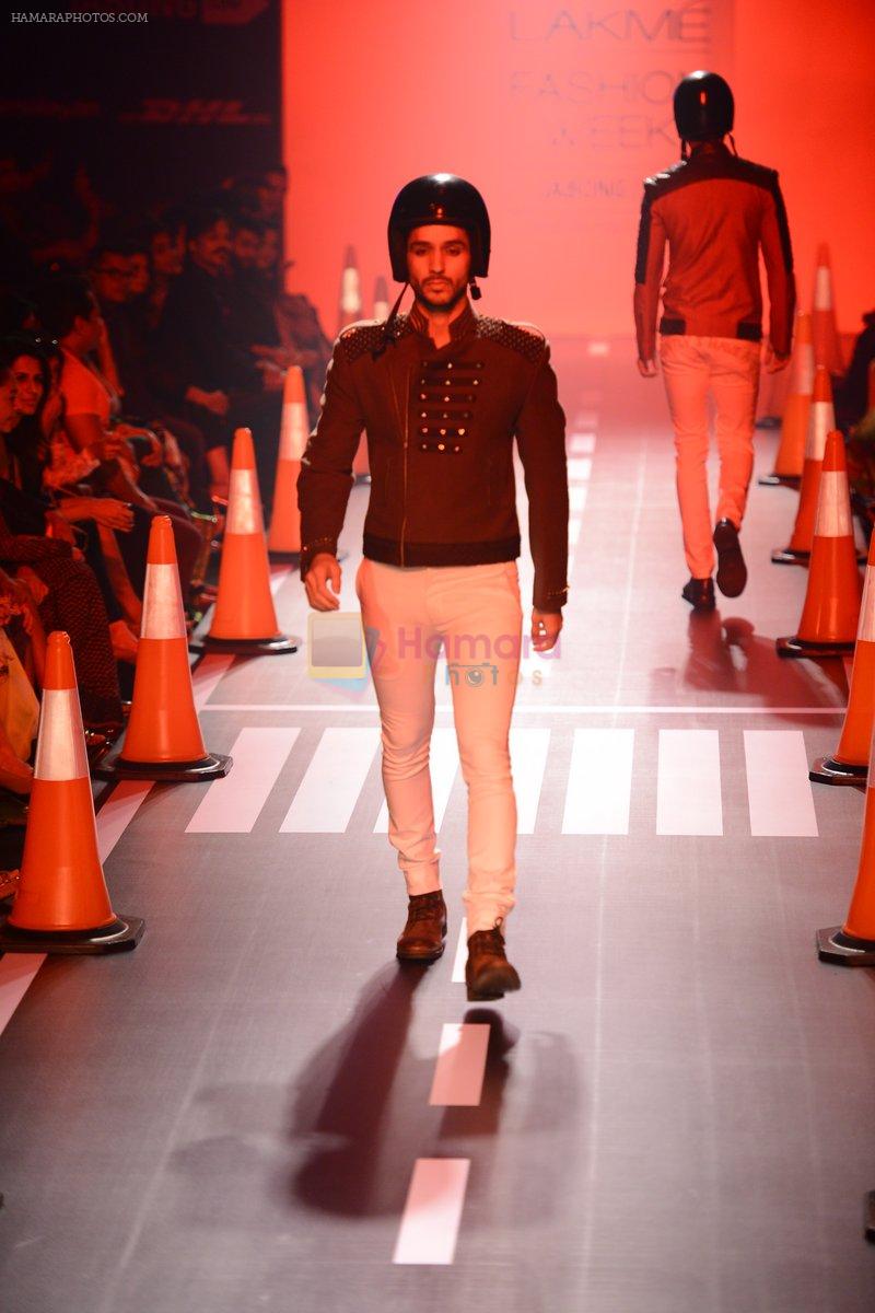 Model walk the ramp for Arjun Khanna at LFW 2014 Day 5 on 23rd Aug 2014