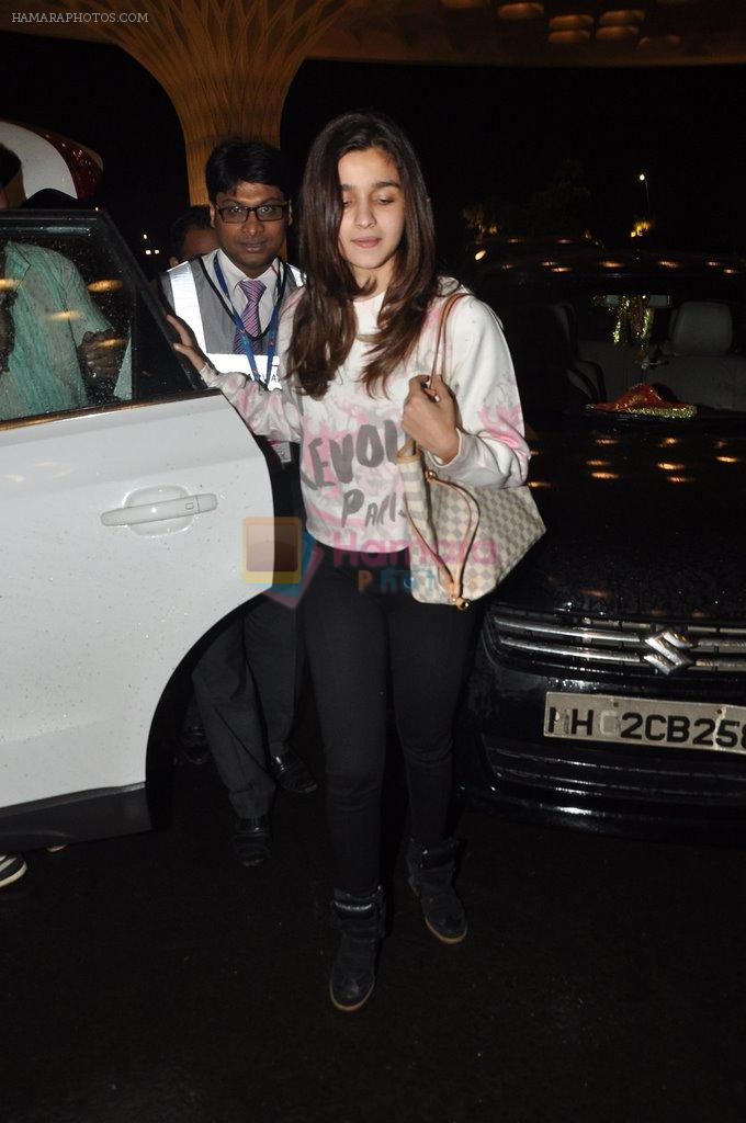 Alia Bhatt at airport in Mumbai on 25th Aug 2014
