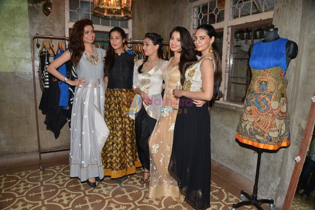 Karishma Tanna, Roshni Chopra at the launch of Roshni Chopra's new Fashion Label in Mumbai on 27th Aug 2014