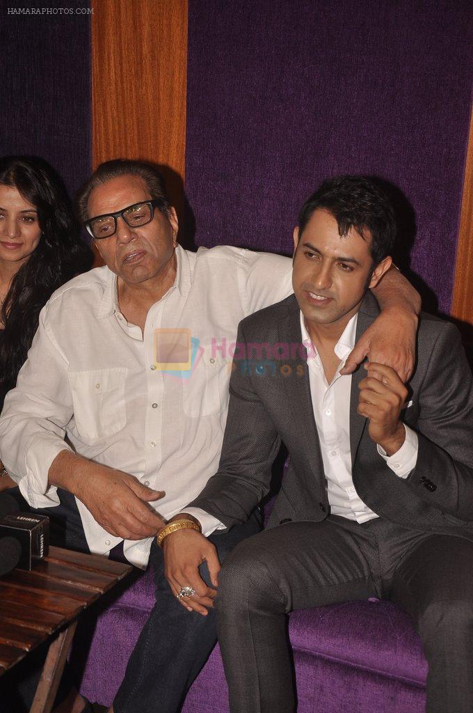 Dharmendra, Gippy Grewal at Double Di Trouble screening in Sunny Super Sound, Mumbai on 29th Aug 2014