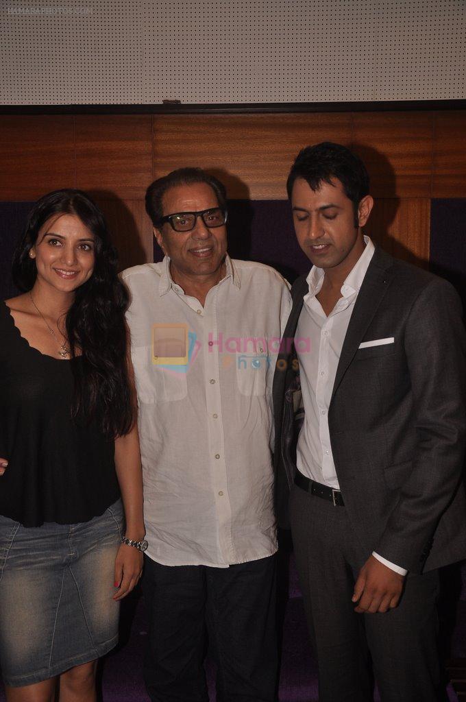 Dharmendra, Gippy Grewal, Kulraj Randhawa at Double Di Trouble screening in Sunny Super Sound, Mumbai on 29th Aug 2014