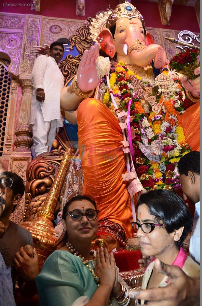 Rani Mukherjee visits Lalbaug Ka Raja in Mumbai on 29th Aug 2014
