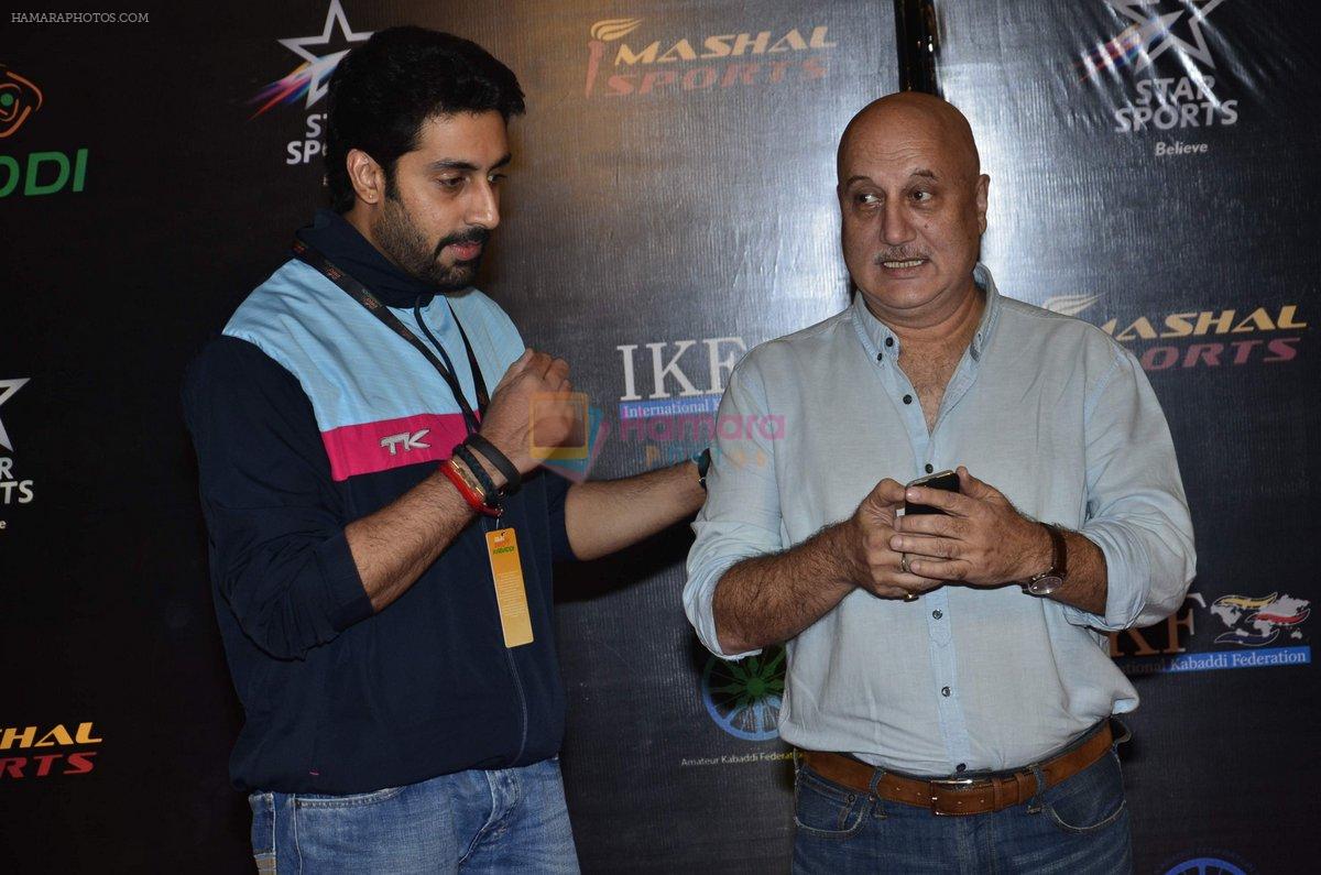 Abhishek Bachchan, Anupam Kher at Pro Kabaddi league Semi Finals in Mumbai on 29th Aug 2014