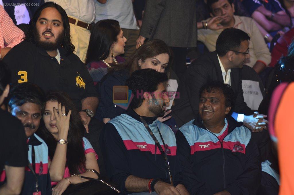 Abhishek Bachchan, Aishwarya Rai Bachchan at Pro Kabaddi grand finale in Mumbai on 31st Aug 2014