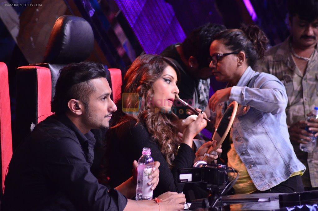 Bipasha Basu, Yo Yo Honey Singh on the sets of Raw stars in Filmcity, Mumbai on 1st Sept 2014