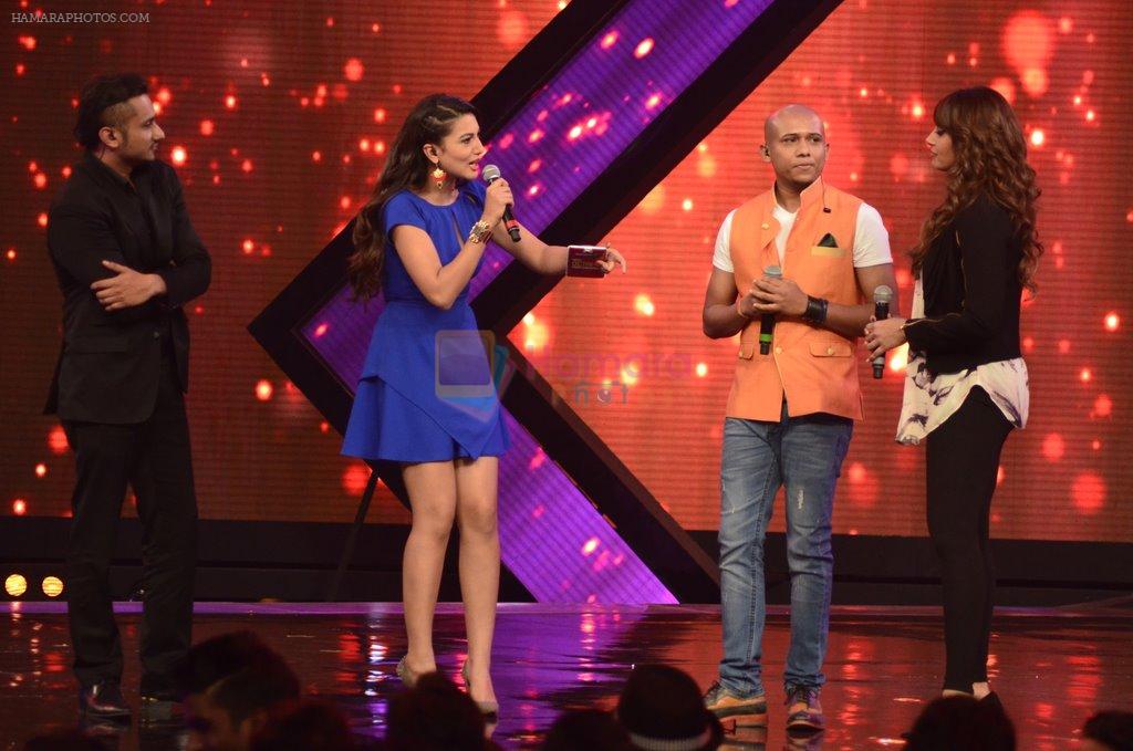 Bipasha Basu, Gauhar Khan, Yo Yo Honey Singh on the sets of Raw stars in Filmcity, Mumbai on 1st Sept 2014