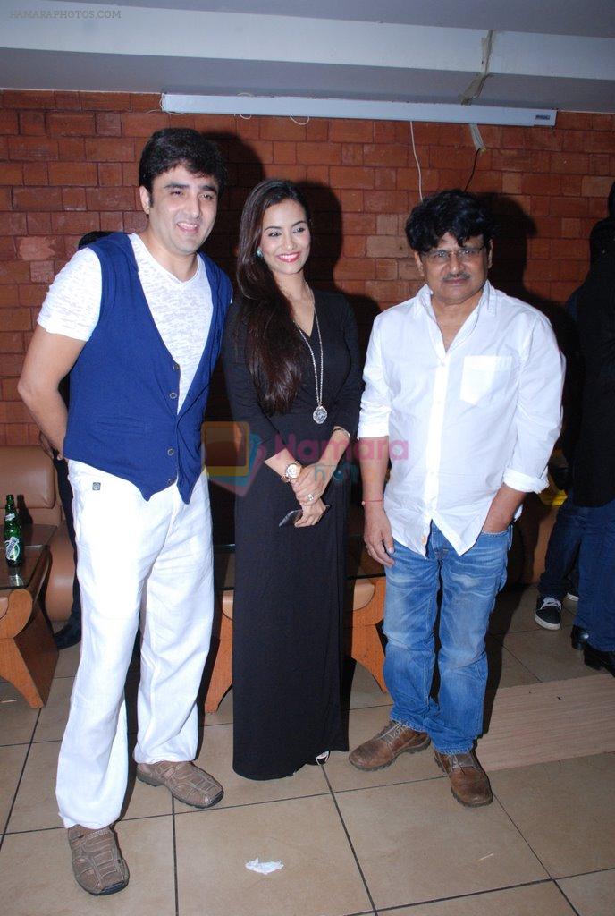 Tia Bajpai, Furqan Merchant, Raghuveer Yadav at Identity card film bash in Marimba Lounge on 3rd Sept 2014