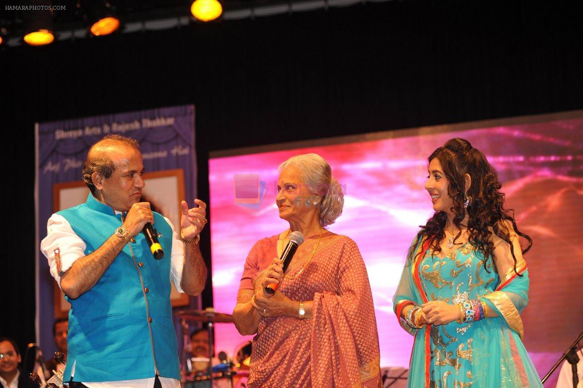 Waheeda Rehman and  singer Suresh Wadkar and Sanjeevani Bhelande at Suresh Wadkar concert in Nehru Centre on 6th Sept 2014