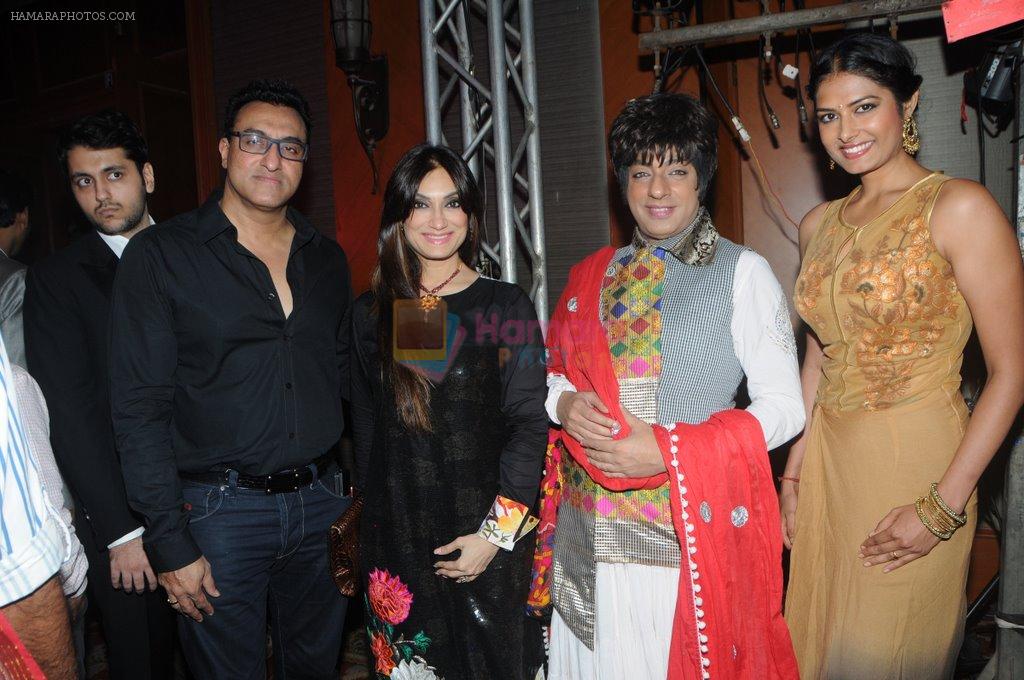 Mohamed & Lucky Morani with Rohit Verma nad Priyanka Shah at Designer Manali Jagtap Engagement in JW Marriott on 6th Sept 2014