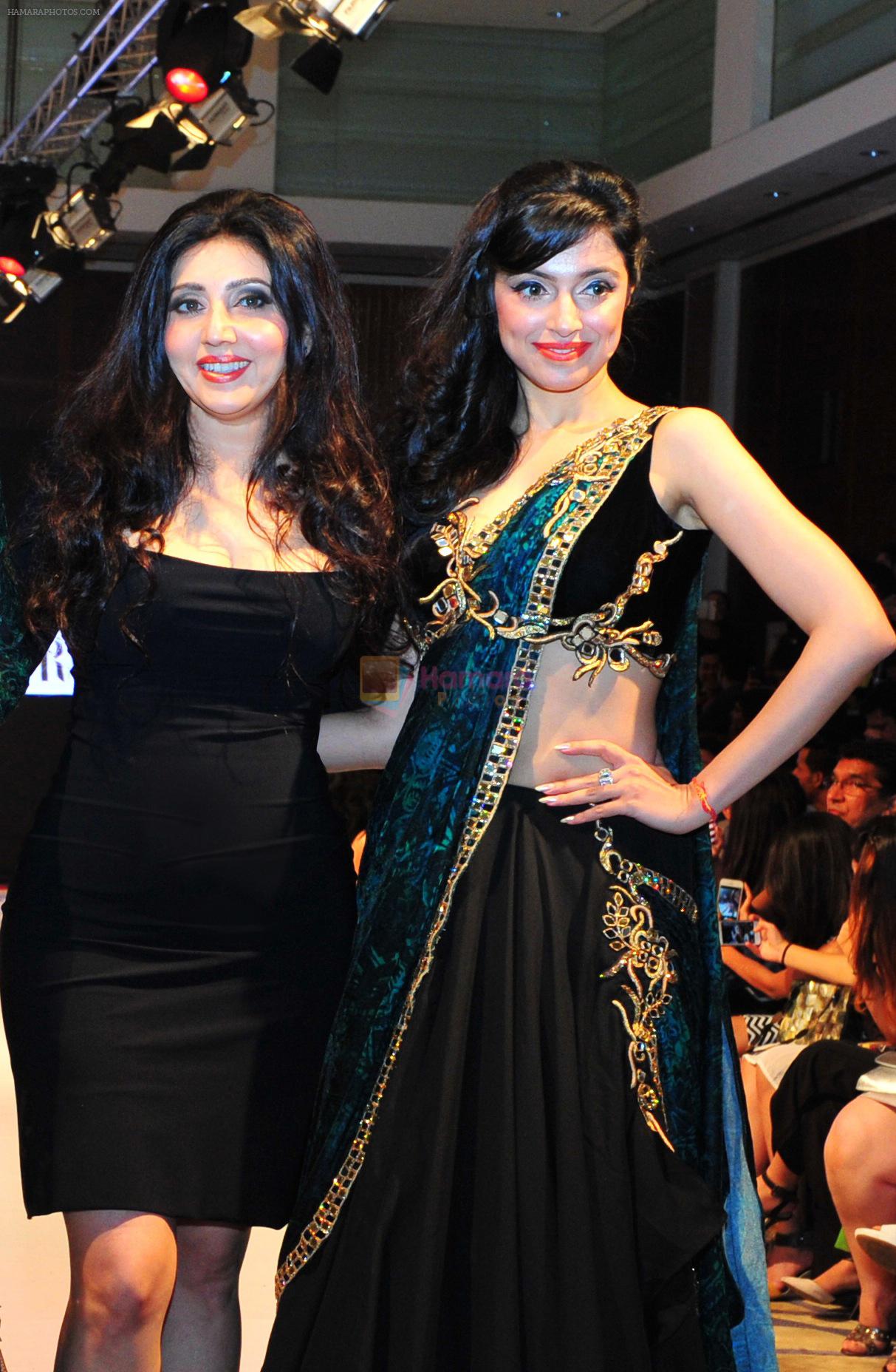 Divya Kumar, Archana Kochhar at the launch of MUAAK by Archana Kochhar at India Fashion Week 2014 at Dubai on 5th Sept 2014
