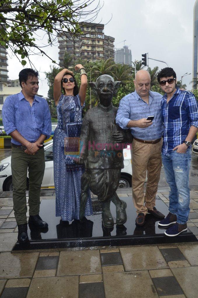 Neha Dhupia, Anupam Kher pays tribute to RK Laxman in Worli, Mumbai on 9th Sept 2014