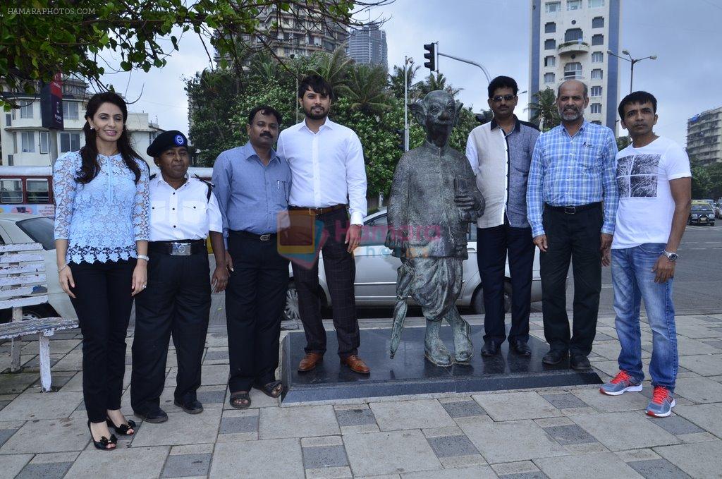 pays tribute to RK Laxman in Worli, Mumbai on 9th Sept 2014