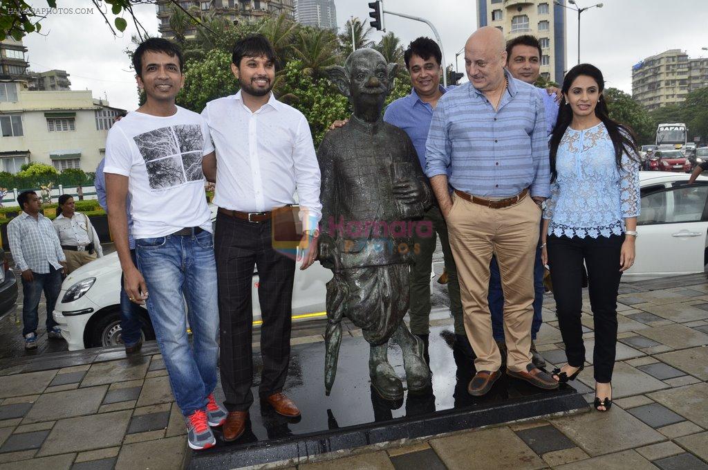 Anupam Kher pays tribute to RK Laxman in Worli, Mumbai on 9th Sept 2014