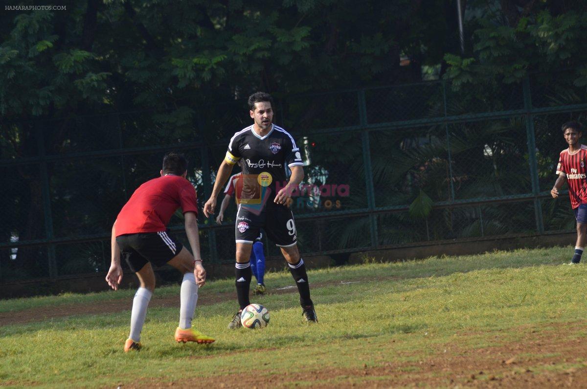 Dino Morea snapped playing football in Mumbai on 28th Sept 2014