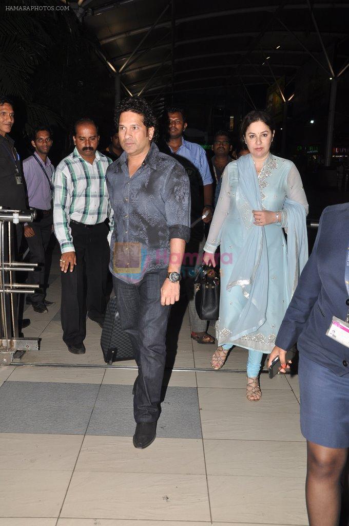 Sachin Tendulkar snapped with wife at the airport on 8th Oct 2014