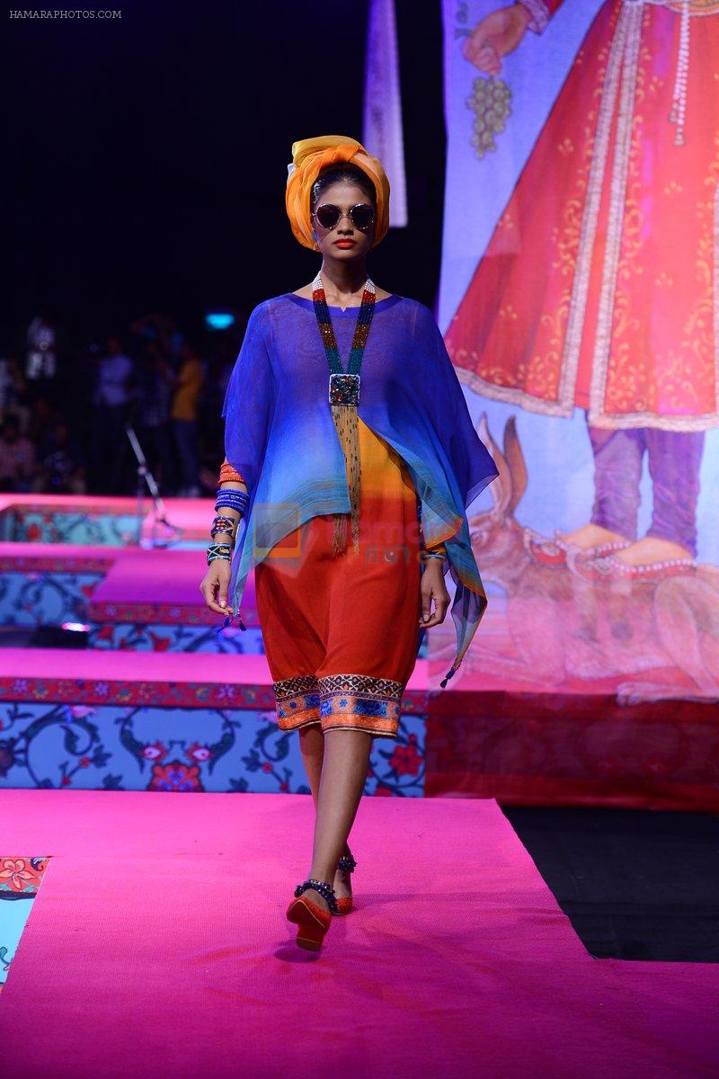 Model walk the ramp for Tarun Tahiliani Show on wills day 1 on 8th Oct 2014