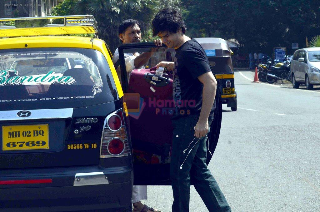 Vivaan Shah, Naseeruddin Shah's son, snapped at the sirport. he came in a cab