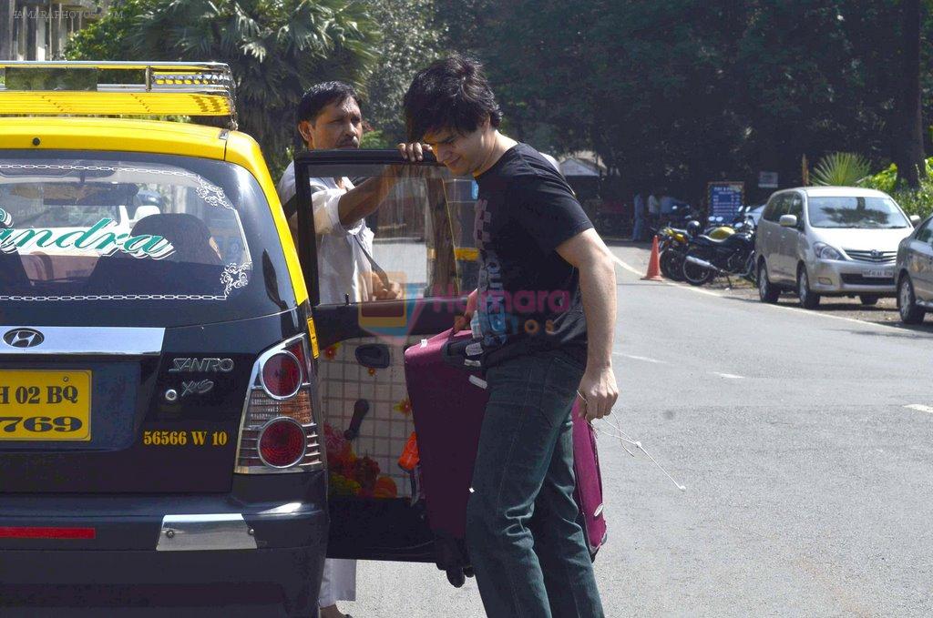 Vivaan Shah, Naseeruddin Shah's son, snapped at the sirport. he came in a cab