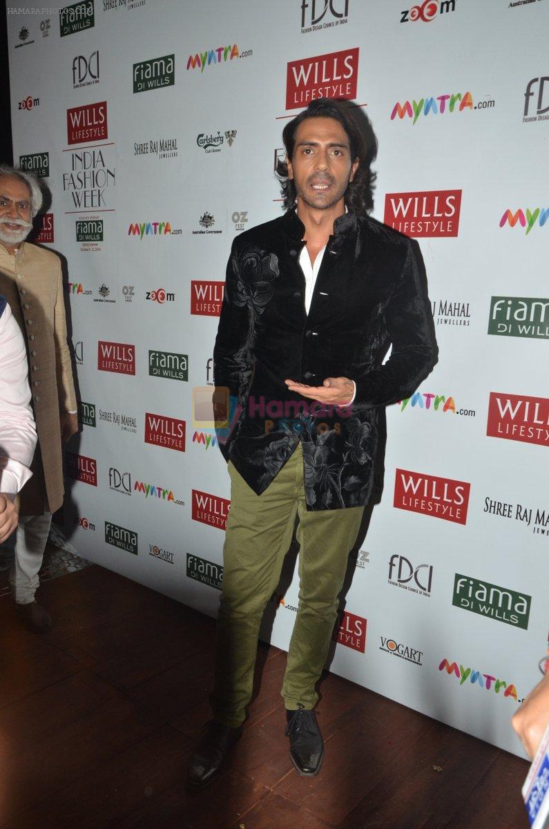 Arjun Rampal on day 5 of wills Fashion Week for rohit bal show on 12th Oct 2014